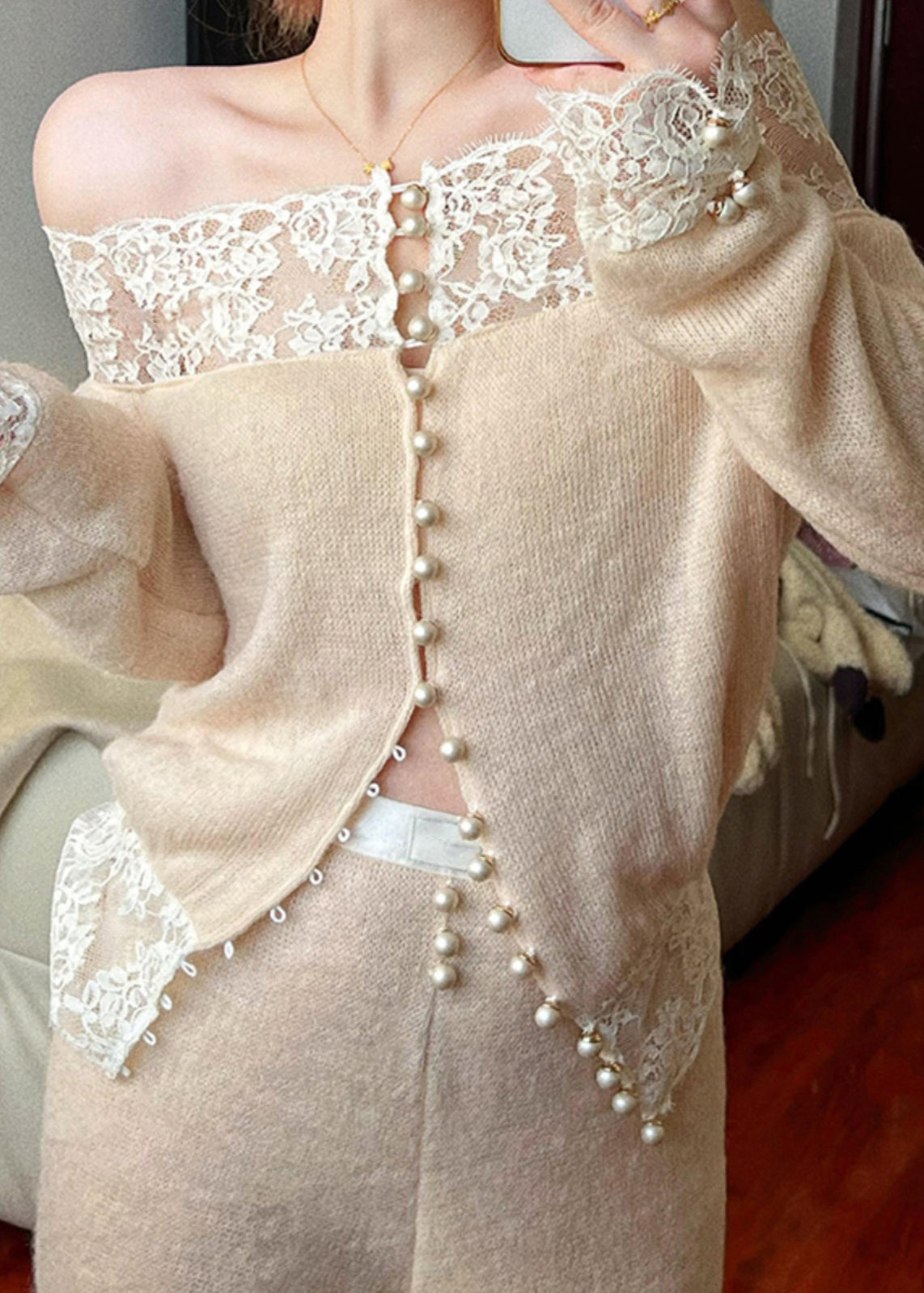 Ensemble deux pièces en tricot abricot avec col en dentelle et patchwork
