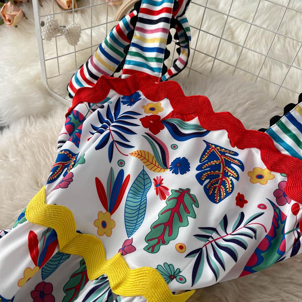 Robe à bretelles à imprimé floral à rayures arc-en-ciel et col carré blanc Art AR1007