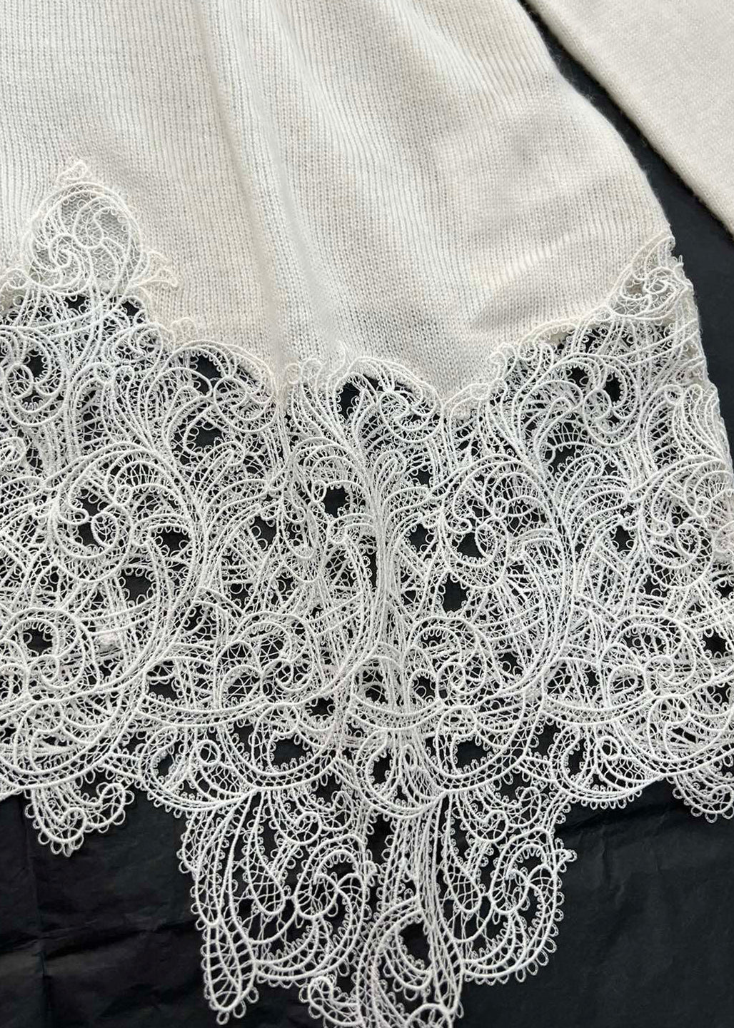 Pull en laine beige à épaules dénudées et patchwork de dentelle, collection automne RV027