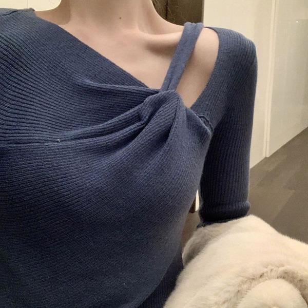 Stilvolles blaues Stricktop mit V-Ausschnitt und schrägem Kragen, langärmlig, TW016