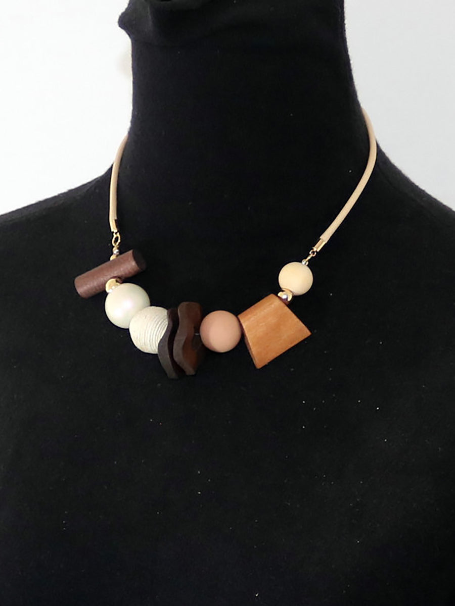Collier géométrique artistique pour femme avec pendentif en bois