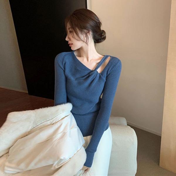Stilvolles blaues Stricktop mit V-Ausschnitt und schrägem Kragen, langärmlig, TW016