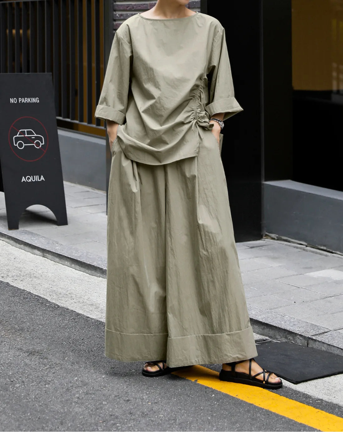 Lässiges Baumwolltop mit Kordelzugärmeln in Khaki, halb asymmetrisch