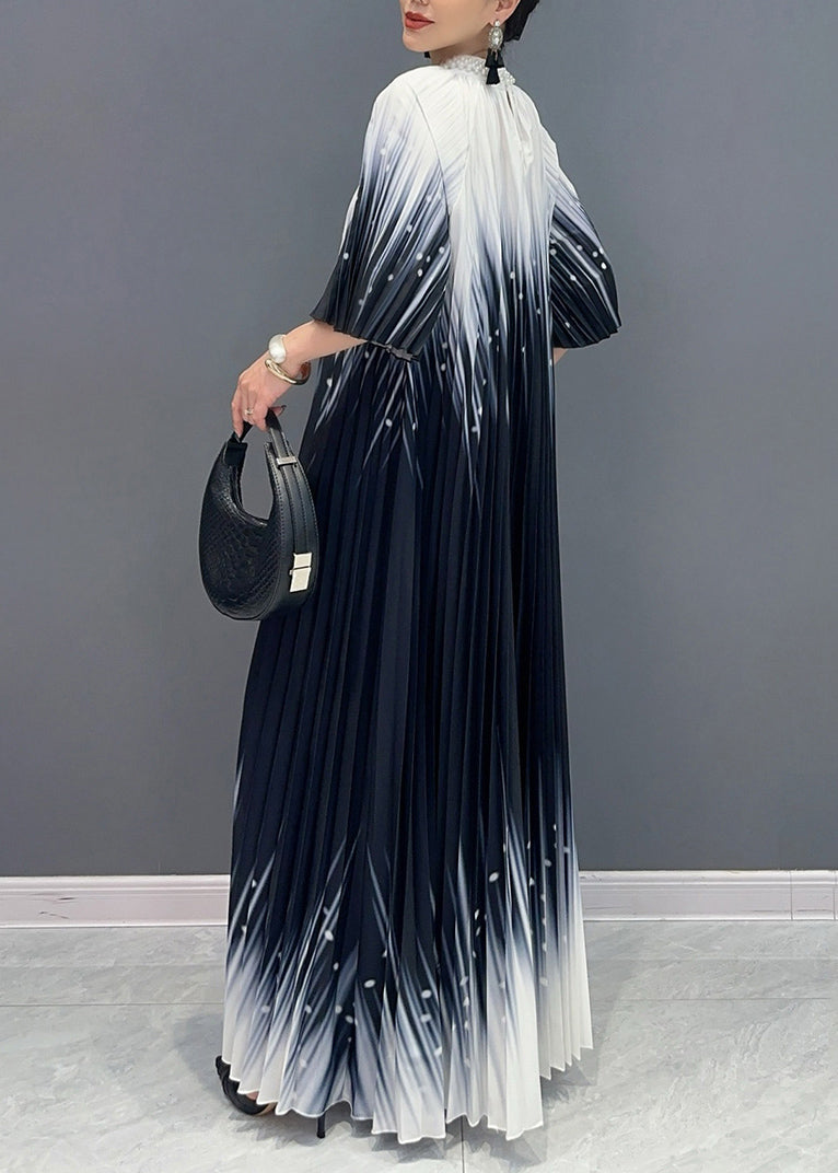 Tailliertes schwarzes Rollkragen-Maxikleid mit Faltenmuster für den Sommer AO1032