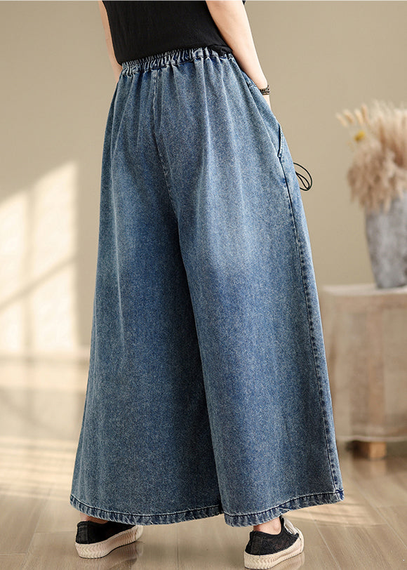 Pantalon d'été à bretelles larges et froissées en denim bleu à jambes croisées