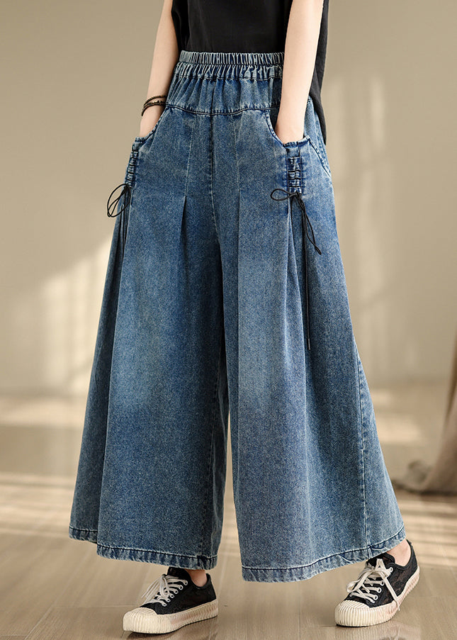 Pantalon d'été à bretelles larges et froissées en denim bleu à jambes croisées