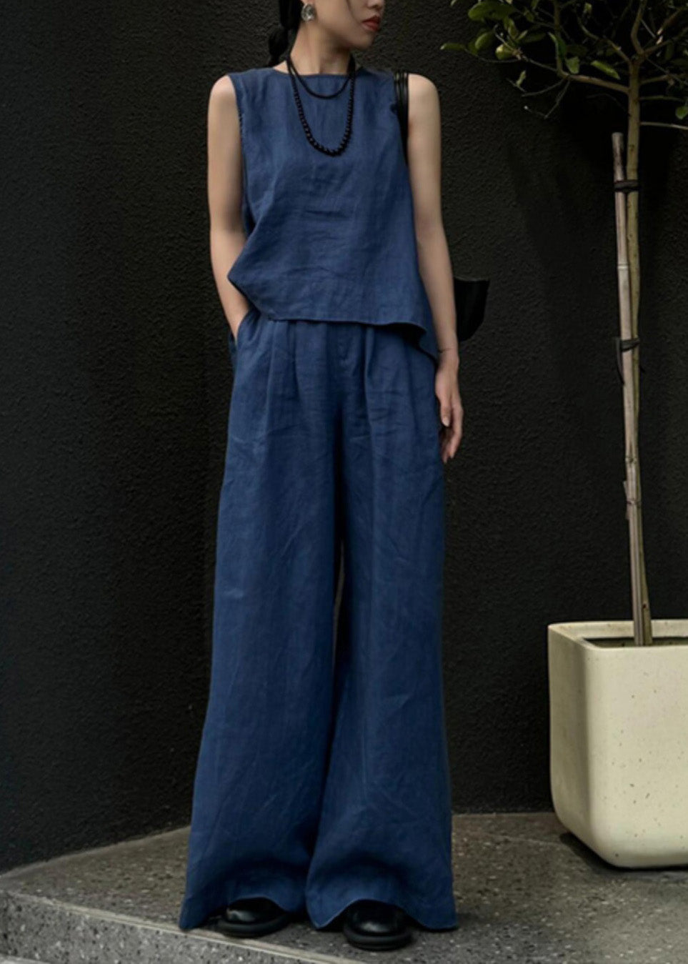 Ensemble deux pièces gilet en lin bleu et pantalon large sans manches pour femme AN1026