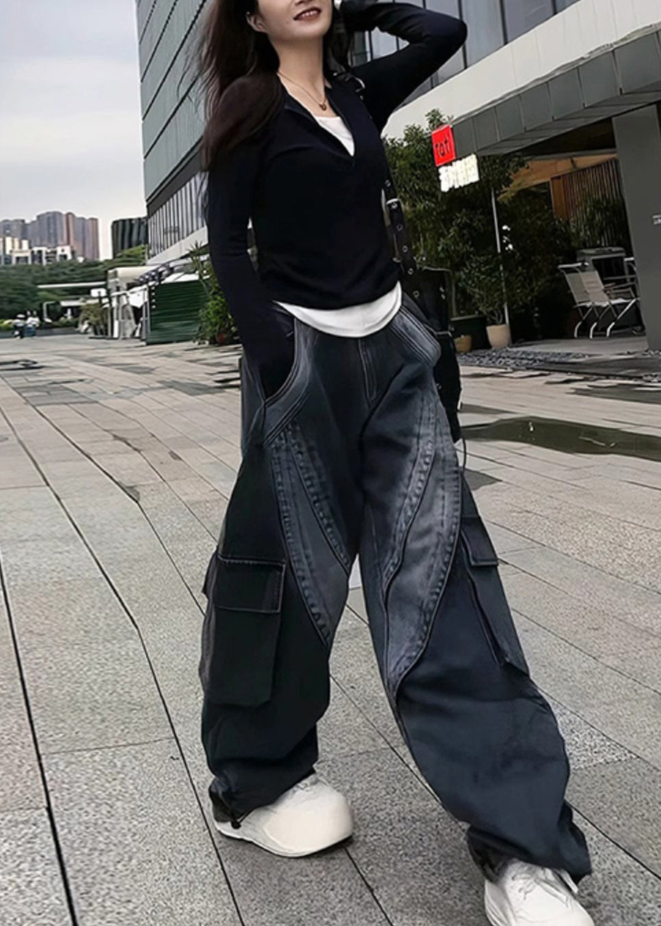 Avec un pantalon en jean noir élégant et des poches surdimensionnées