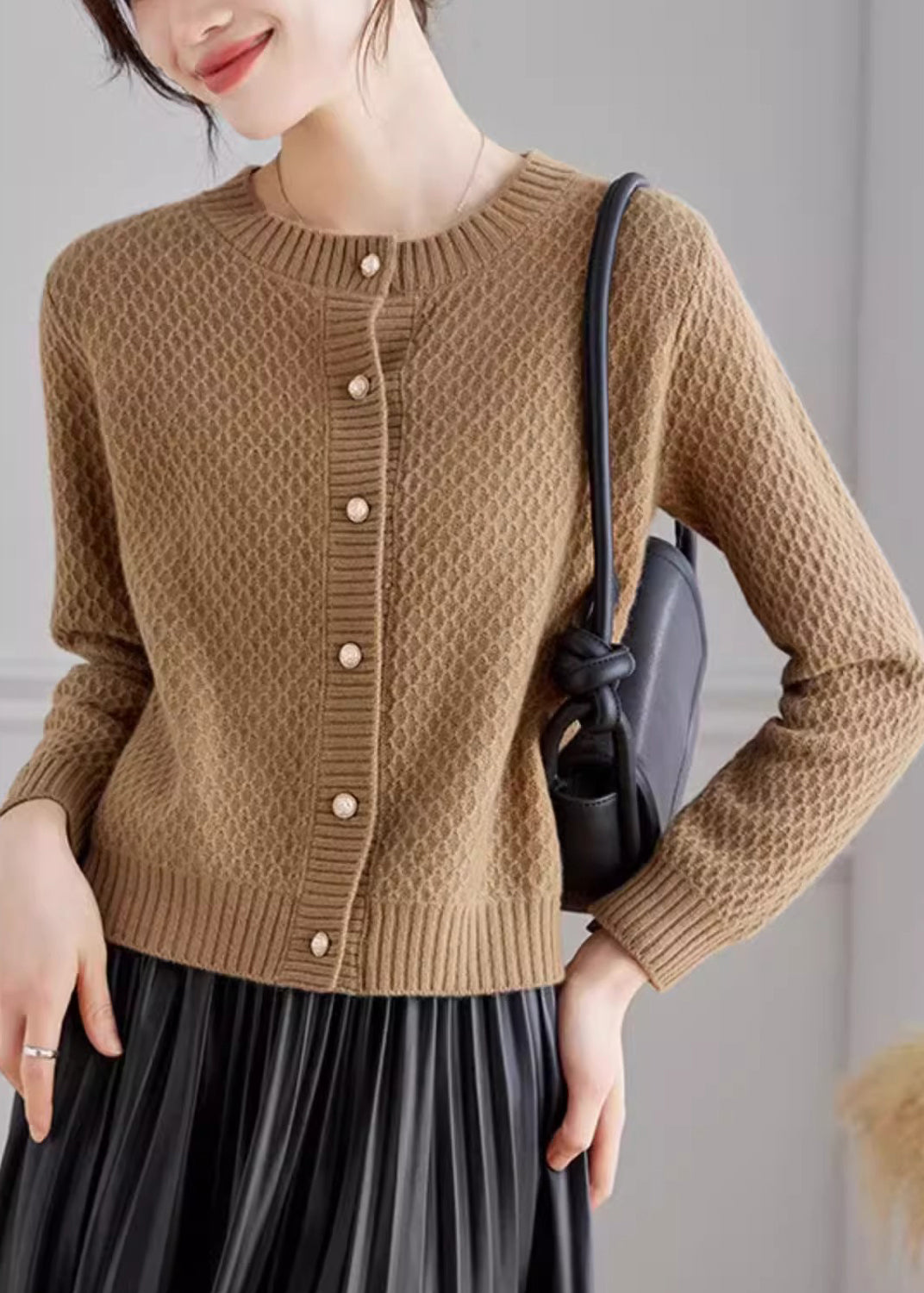 Französische weiße O-Ausschnitt-Knopf-Wollstrickjacken Herbst QC048