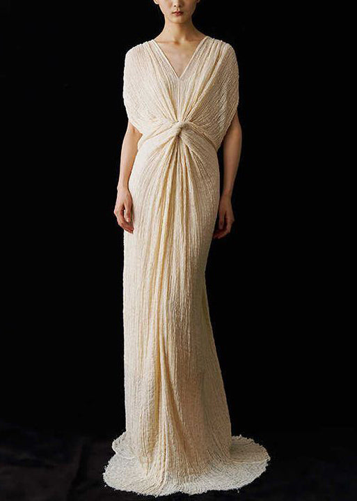 Robe d'été italienne à col en V et dentelle froncée à la cheville