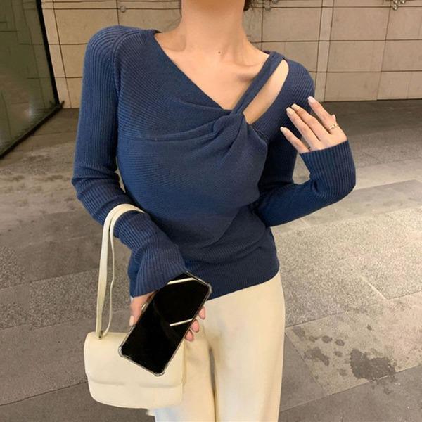 Stilvolles blaues Stricktop mit V-Ausschnitt und schrägem Kragen, langärmlig, TW016
