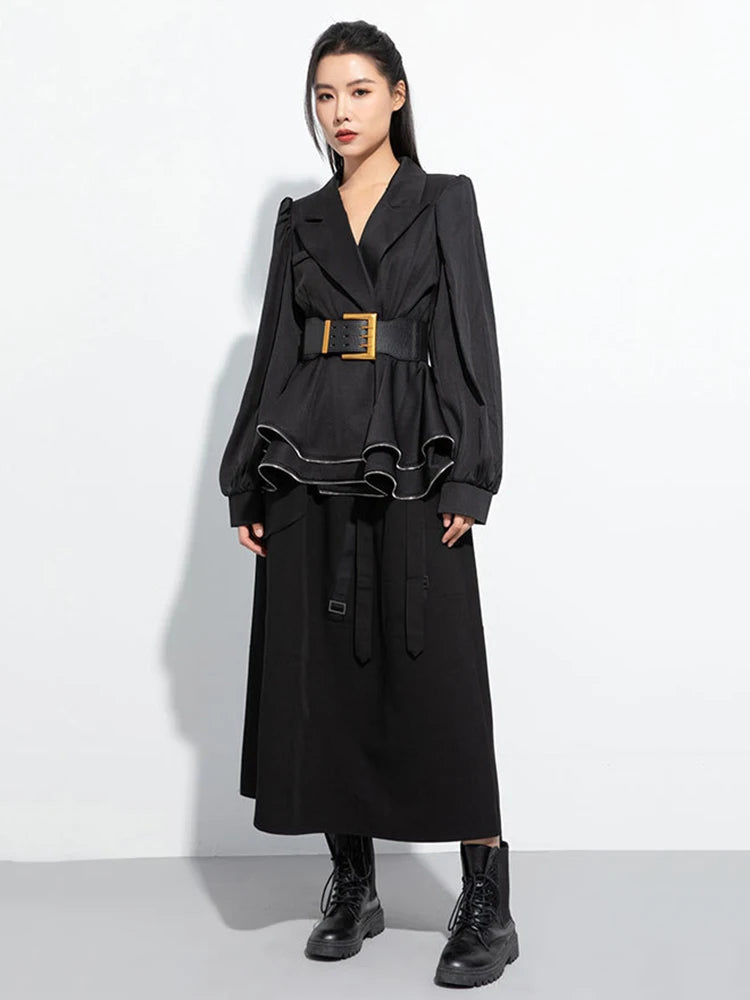 Schwarzer Damen-Blazer mit Revers, Gürtel, Rüschensaum und langen Ärmeln, TW024