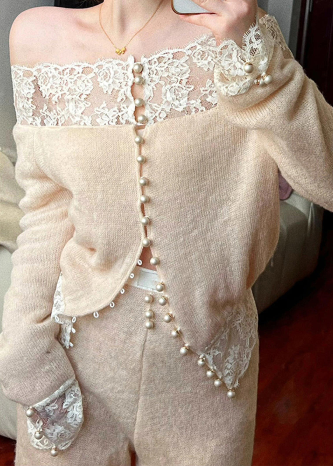 Ensemble deux pièces en tricot abricot avec col en dentelle et patchwork
