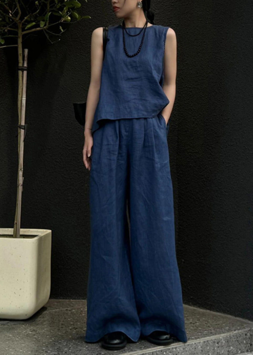 Ensemble deux pièces gilet en lin bleu et pantalon large sans manches pour femme AN1026