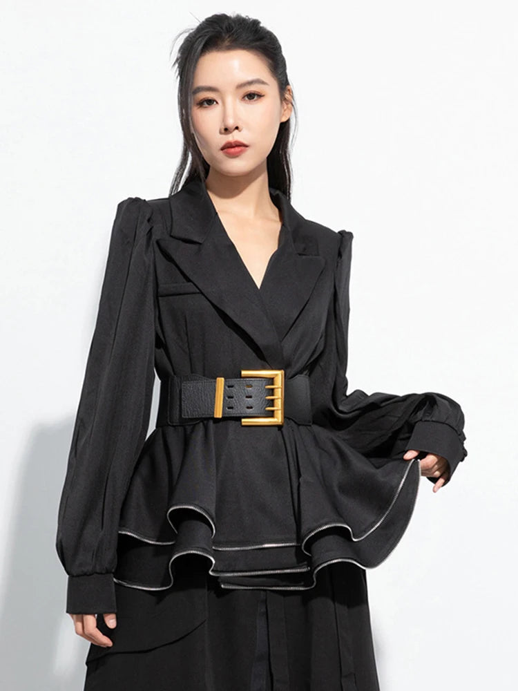 Schwarzer Damen-Blazer mit Revers, Gürtel, Rüschensaum und langen Ärmeln, TW024