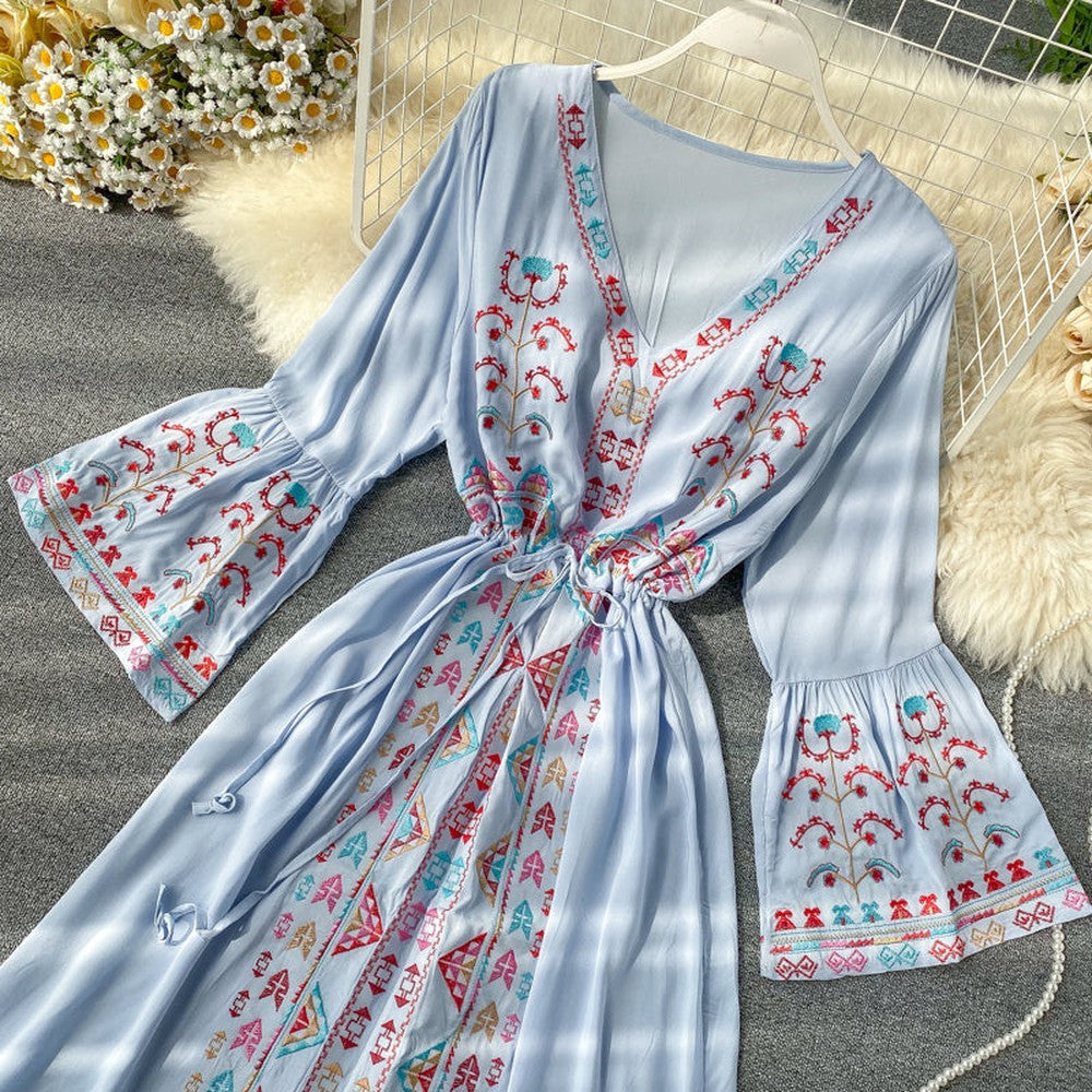 Robe ethnique jaune à col en V avec broderie et cordon de serrage à la taille et manches trompette AR1008