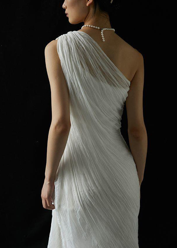 Faltenkleid aus einfarbiger Seide mit kalten Maxi-Sommer-Kunst in Weiß