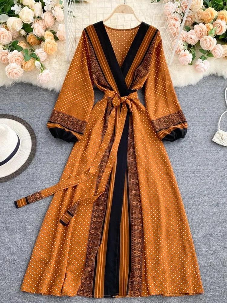 Robe vintage marron à col en V et manches longues bouffantes imprimées à la taille AR1003