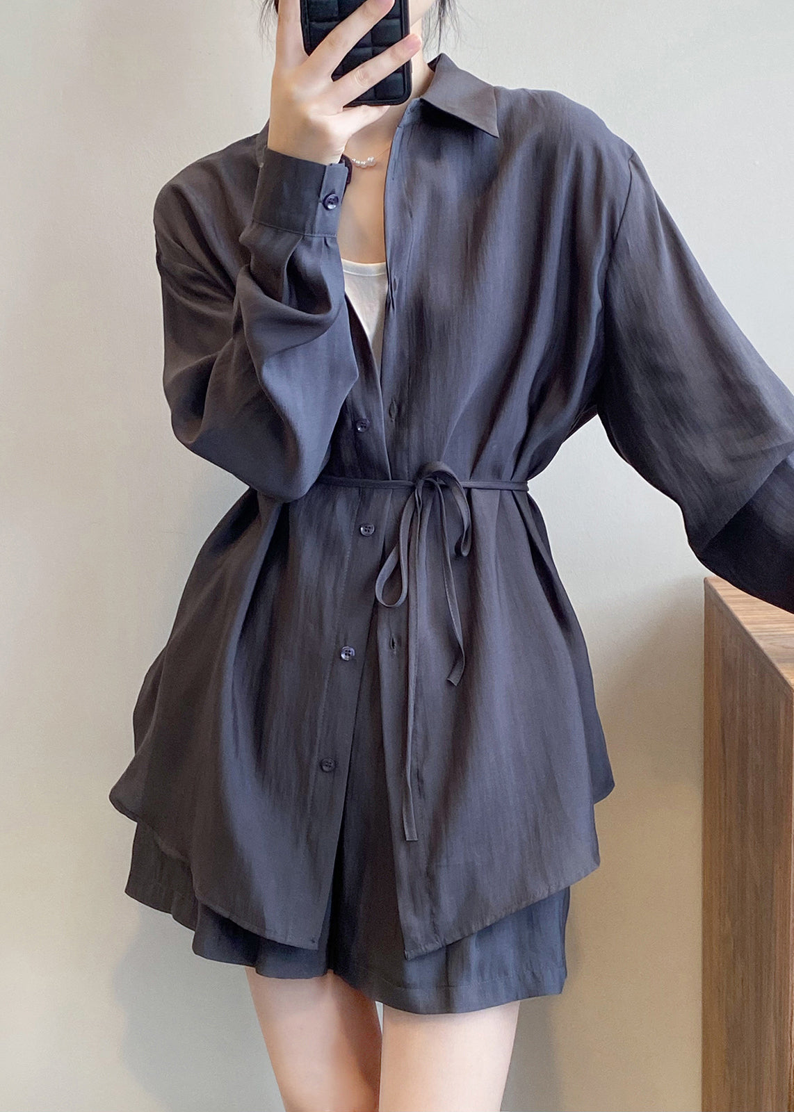 Zweiteiliges Set mit Spring Button-T-Shirt und Peter Dark-Seidenpan-Kragen in Grau