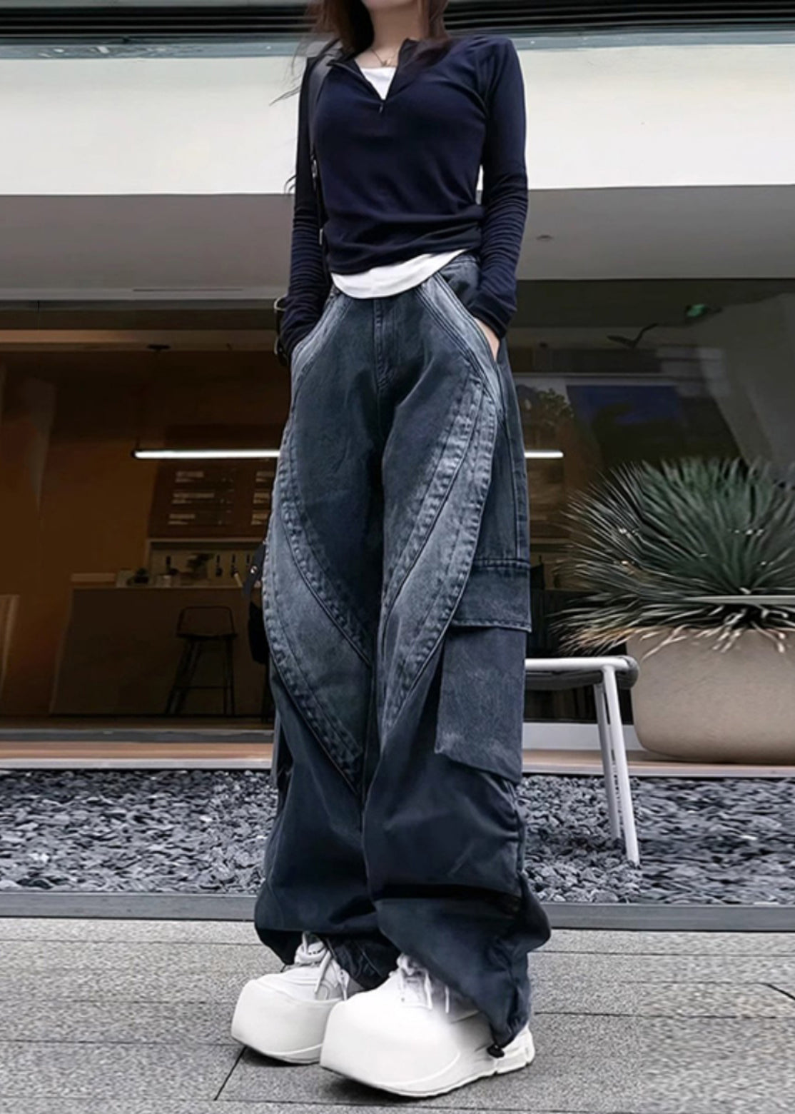 Avec un pantalon en jean noir élégant et des poches surdimensionnées