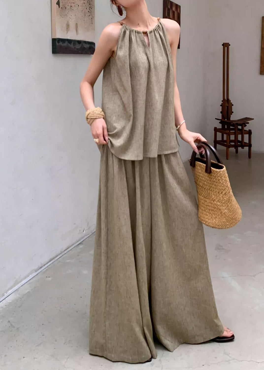 Ensemble deux pièces en lin vert français avec haut et pantalon sans manches EE037