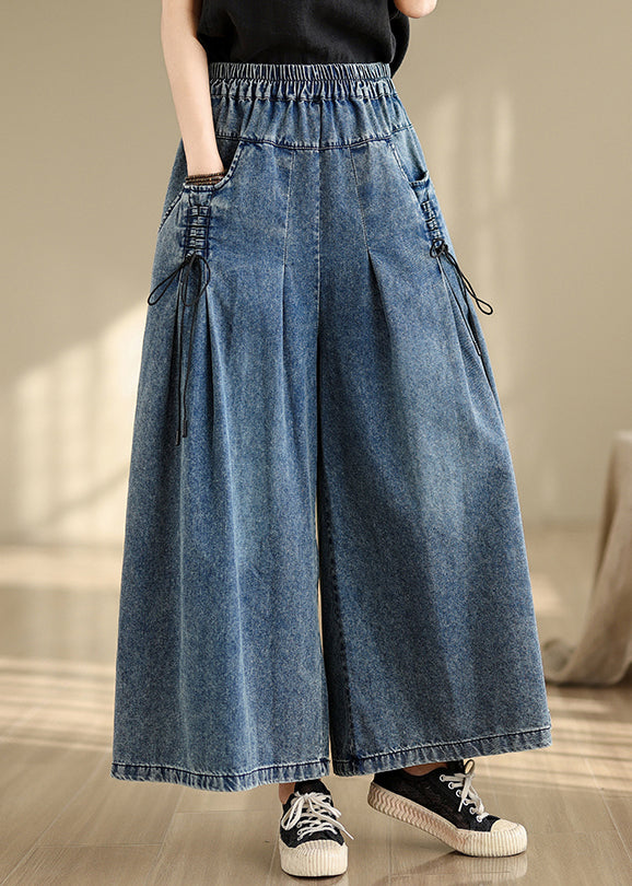 Pantalon d'été à bretelles larges et froissées en denim bleu à jambes croisées
