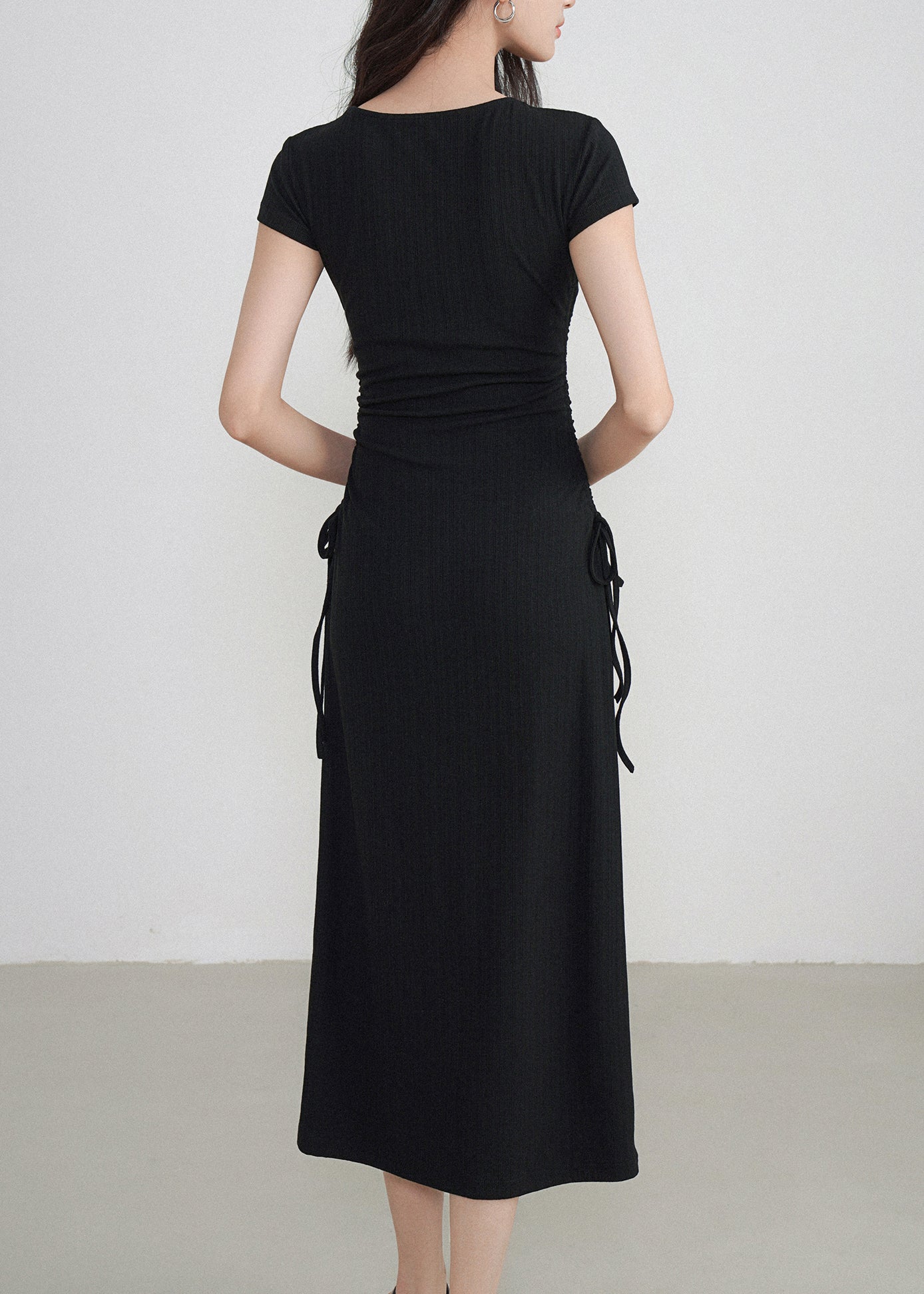 Robe longue cintrée noire élégante à col en V et manches courtes EE033