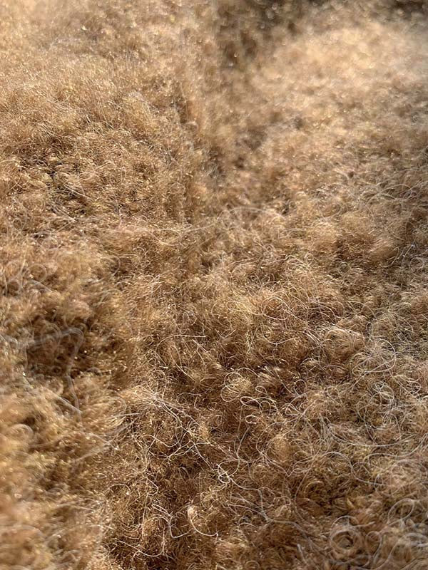 Kurzer, hochgeschlossener, langärmliger Pullover aus Wollmischung in Kamel AN1064