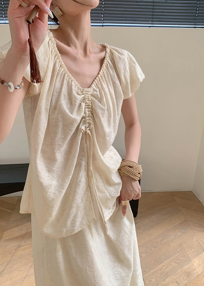 Ensemble deux pièces chic beige avec t-shirts cintrés à col montant et jupe longue en soie pour l'été AN1009