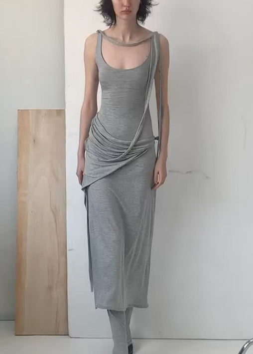 Solides graues Baumwoll-Kunstkleid mit Spaghettiträgern, faltig, ärmellos