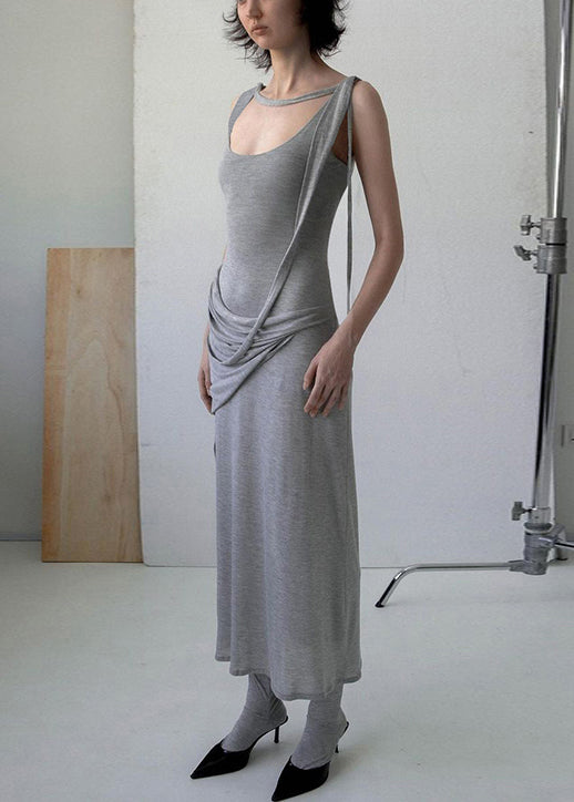 Solides graues Baumwoll-Kunstkleid mit Spaghettiträgern, faltig, ärmellos