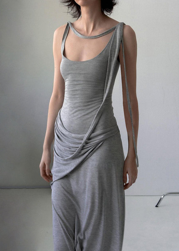 Solides graues Baumwoll-Kunstkleid mit Spaghettiträgern, faltig, ärmellos