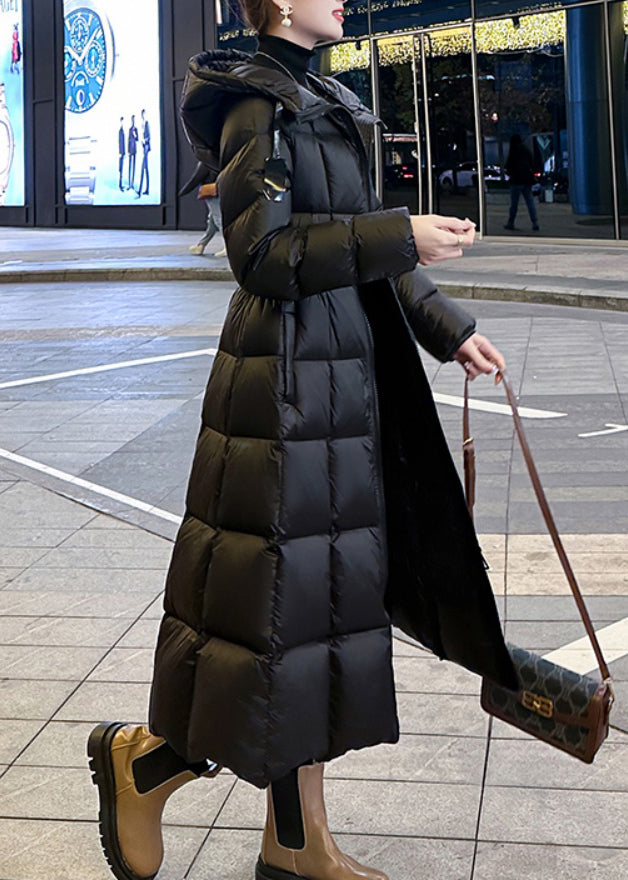 Schöner schwarzer Winterparka mit Kapuze und Taschen, schmale Passform, mit feiner Baumwollfüllung, TD042