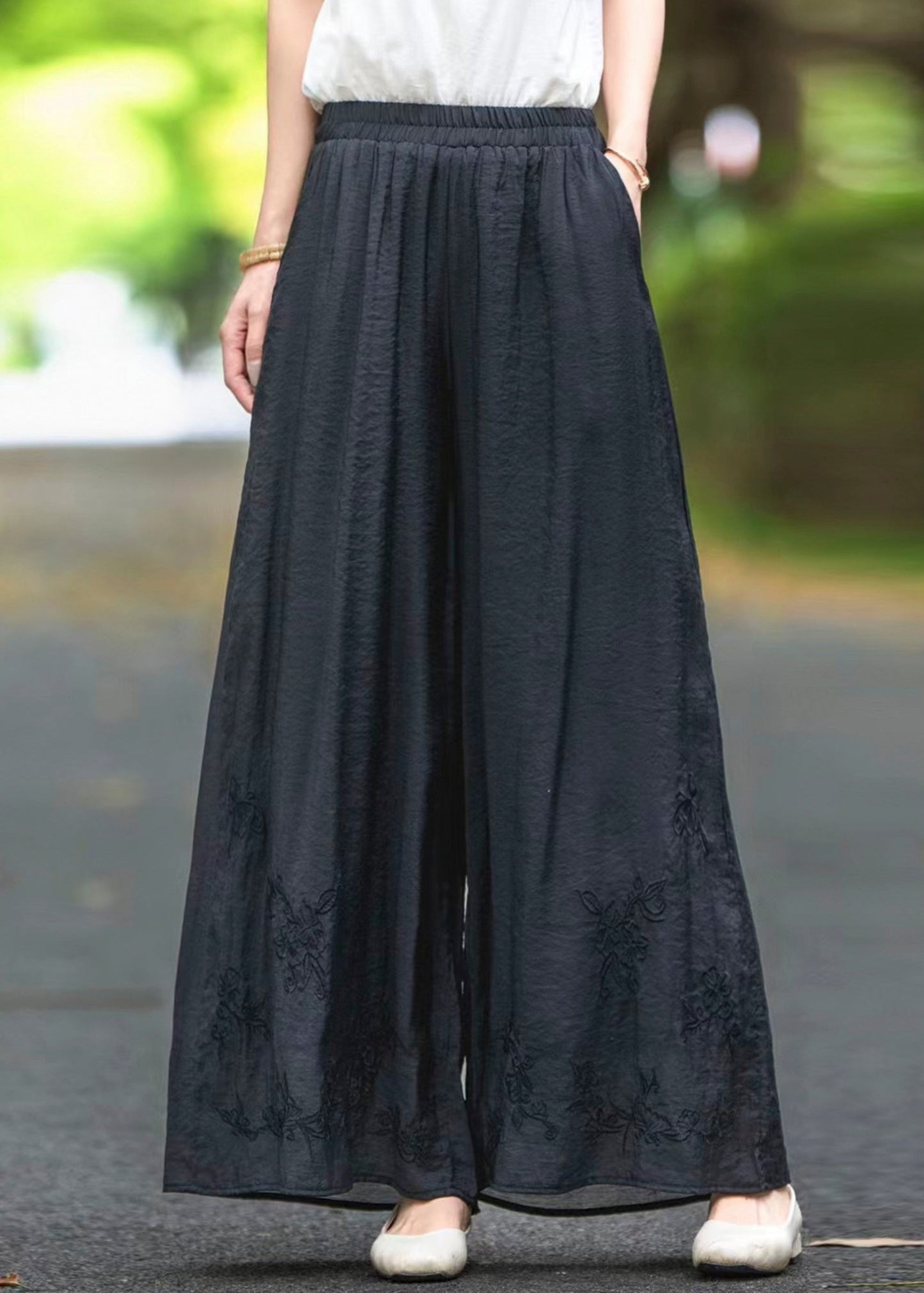 Pantalon d'été noir élastique à poches en soie et taille brodée