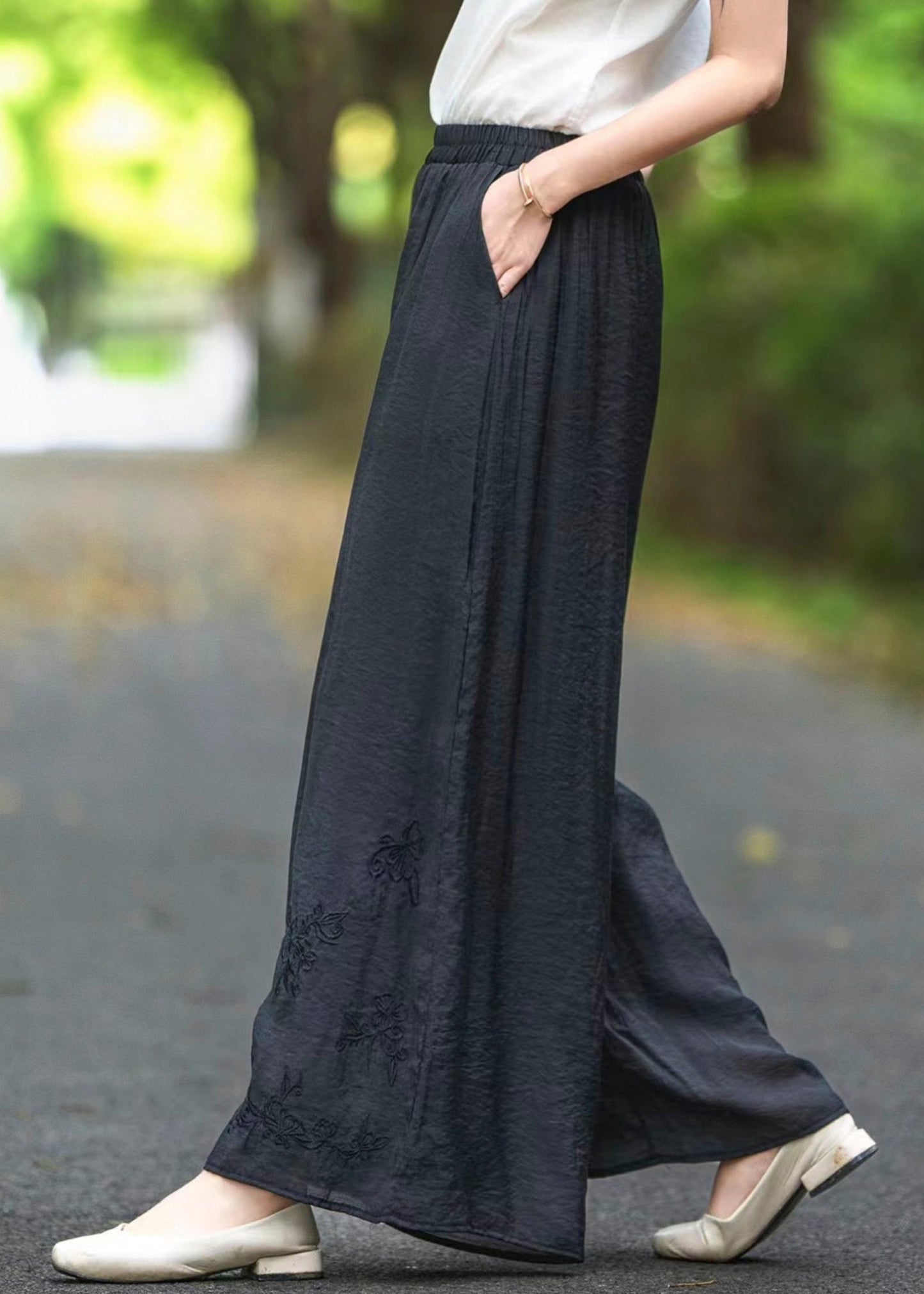 Pantalon d'été noir élastique à poches en soie et taille brodée