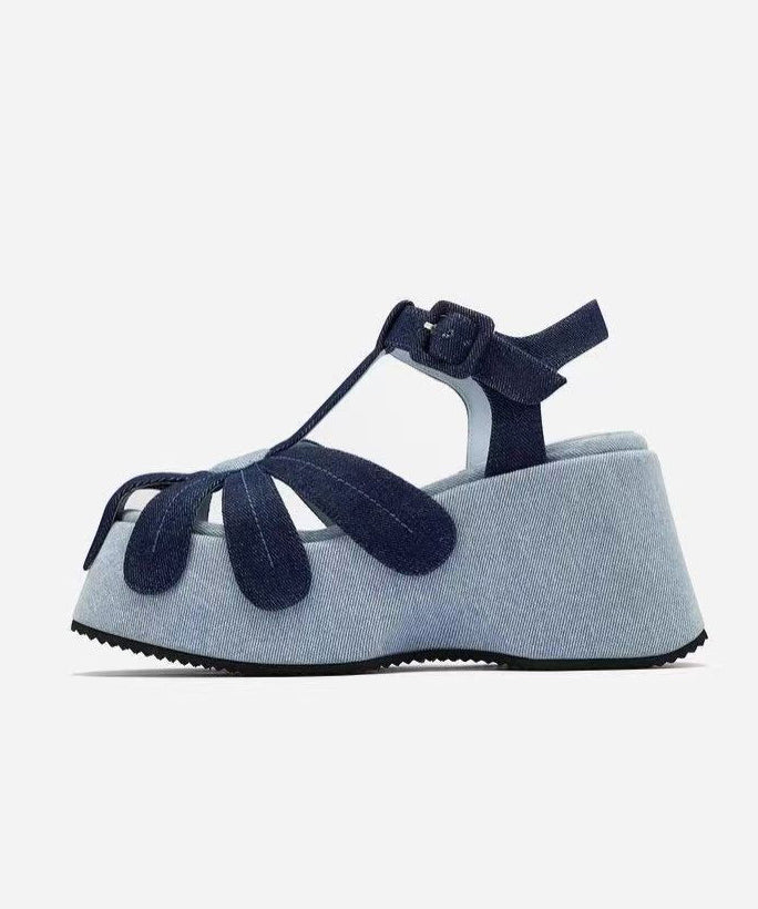 Sandales compensées en tissu bleu à la mode avec épissure en denim ajouré