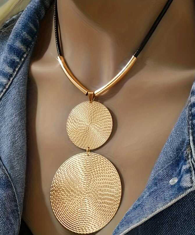 Asymmetrische Halskette aus Seide mit Metallanhänger im Bohemian-Stil