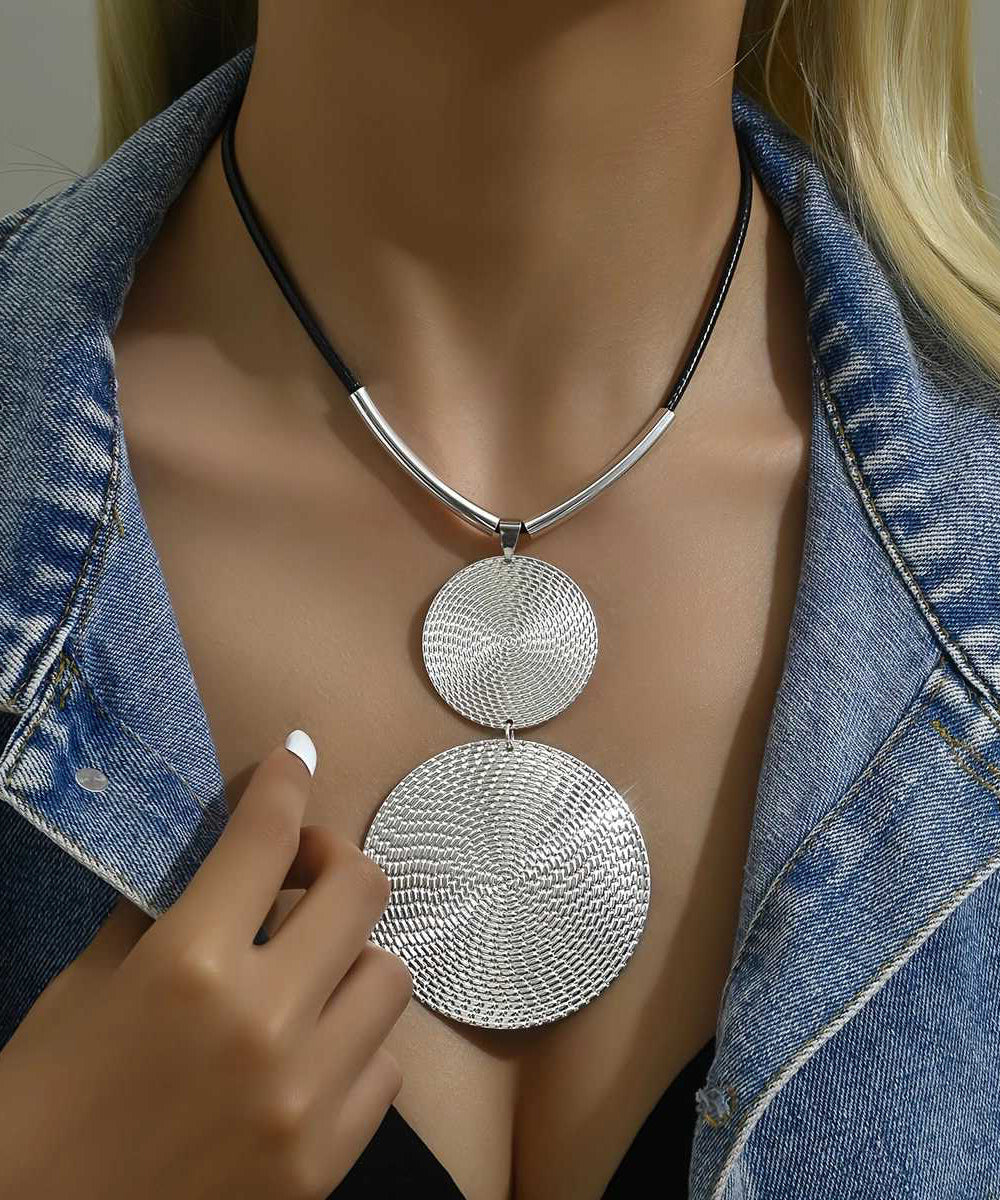 Asymmetrische Halskette aus Seide mit Metallanhänger im Bohemian-Stil