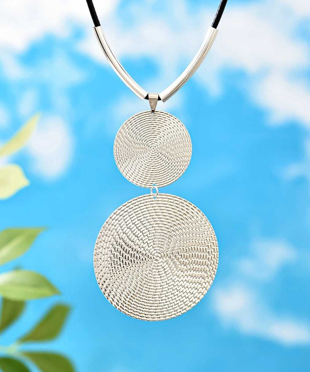 Asymmetrische Halskette aus Seide mit Metallanhänger im Bohemian-Stil