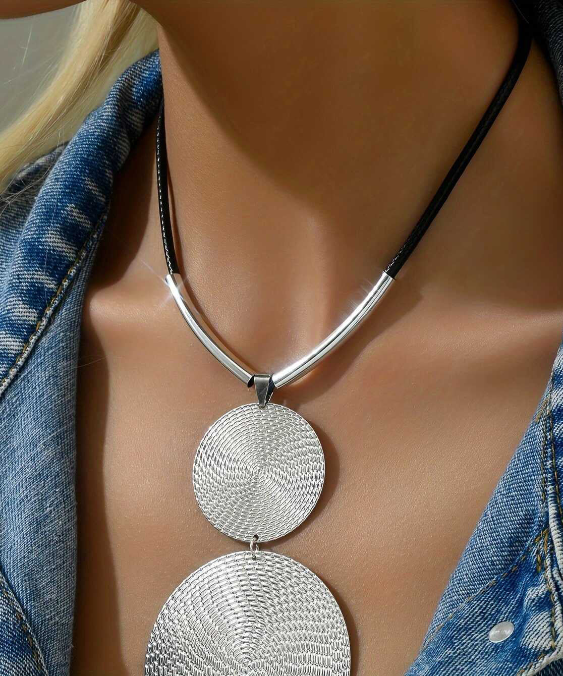 Asymmetrische Halskette aus Seide mit Metallanhänger im Bohemian-Stil