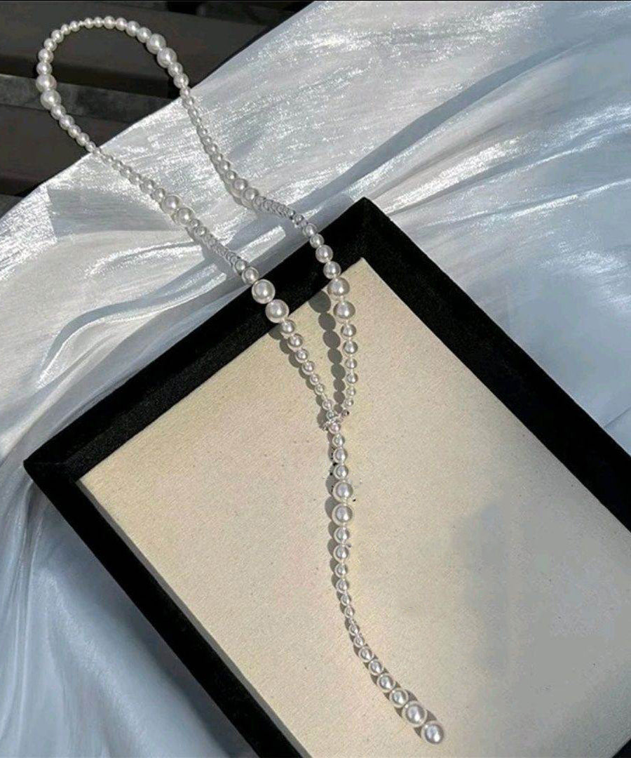 Perlenbesetzter Pullover aus Legierung mit böhmischem Perlenbesatz in Weiß