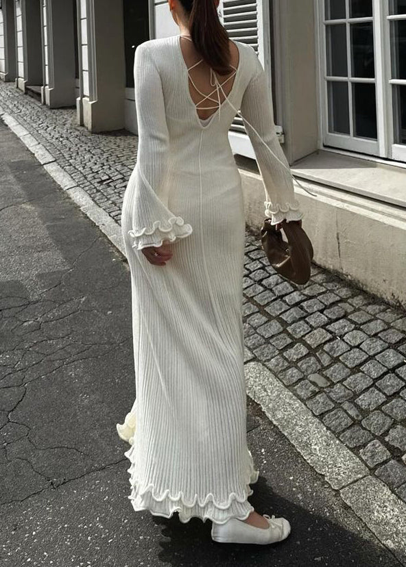 Böhmisches weißes Rüschenkleid aus Baumwolle mit Schnürung und ausgestellten Ärmeln WO044