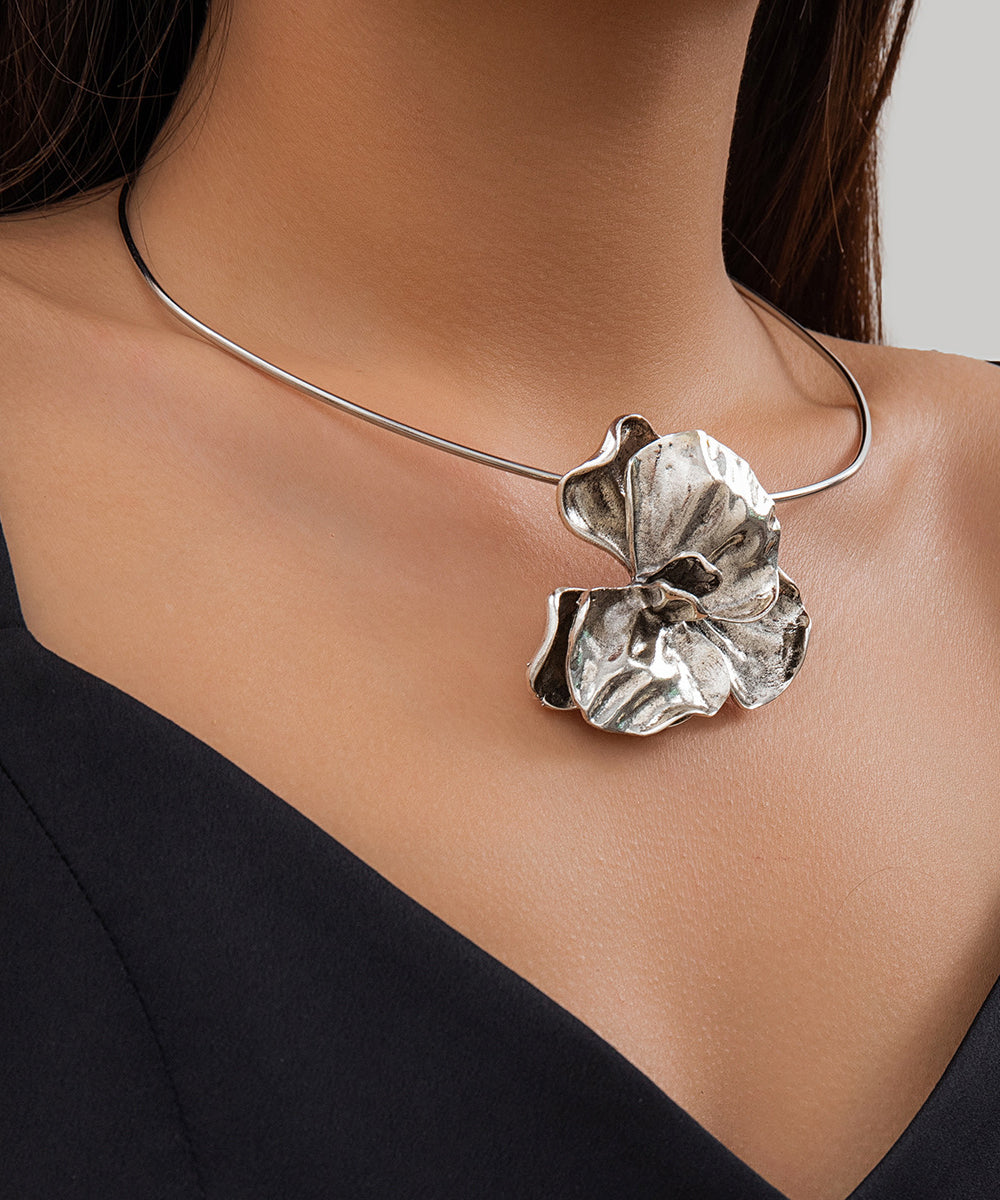 Boutique Halskette mit Anhänger aus goldfarbenem Metall mit faltigem Blumenmotiv RA036