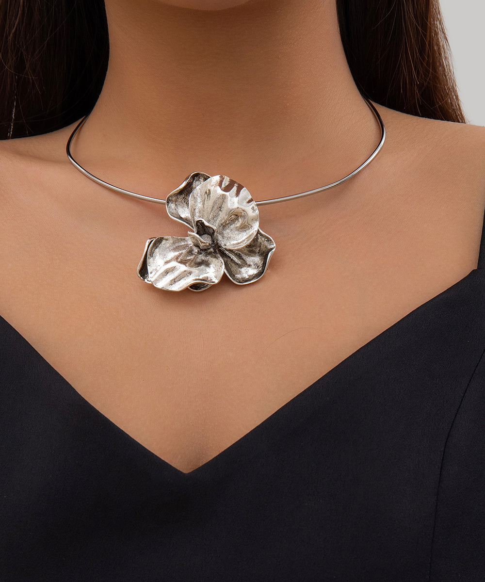 Boutique Halskette mit Anhänger aus goldfarbenem Metall mit faltigem Blumenmotiv RA036