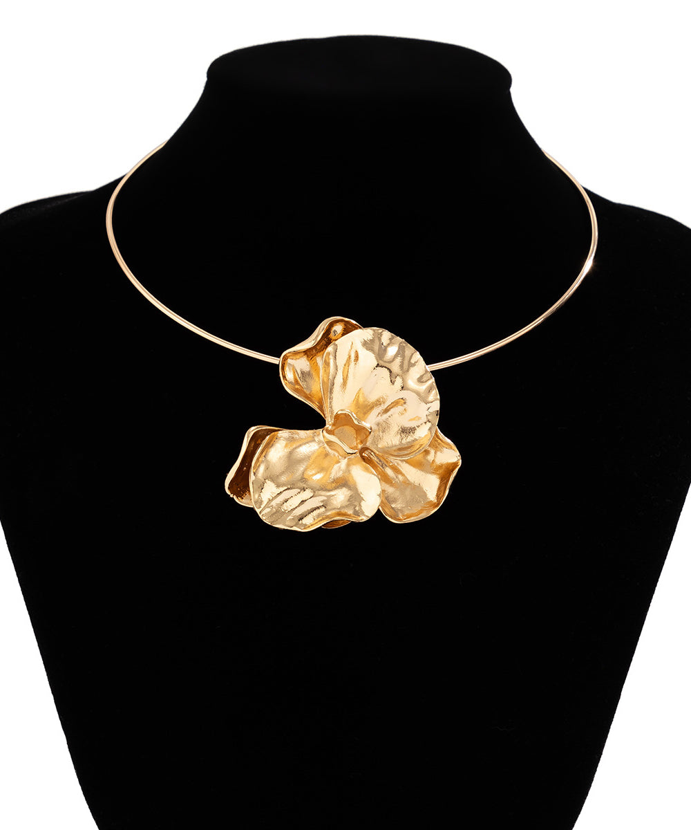 Boutique Halskette mit Anhänger aus goldfarbenem Metall mit faltigem Blumenmotiv RA036