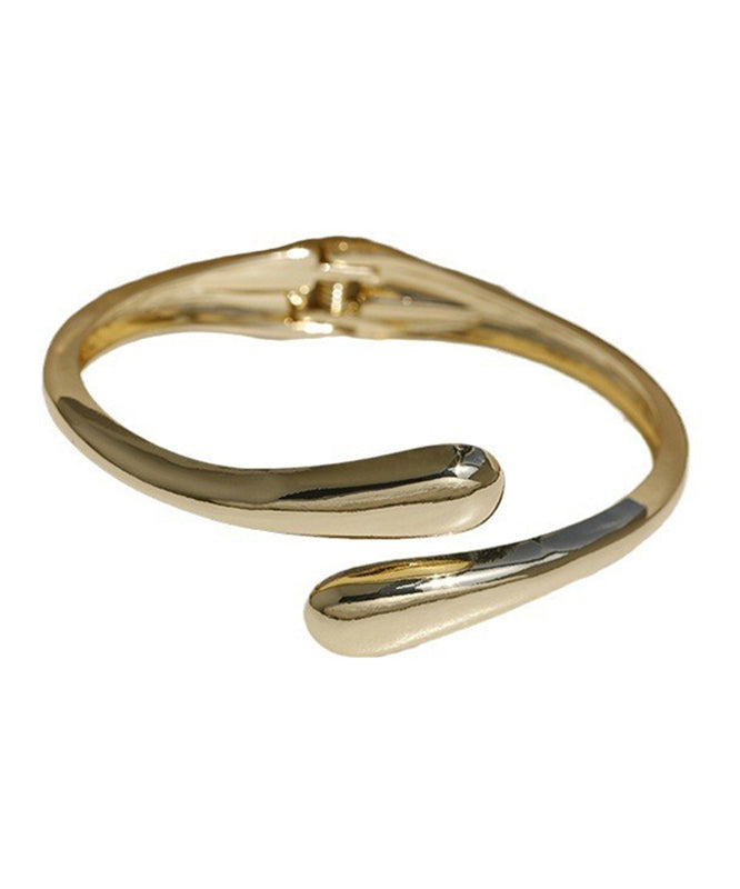 Boutique Seidenmetall Asymmetrische Manschette mit glatter Oberfläche QU007