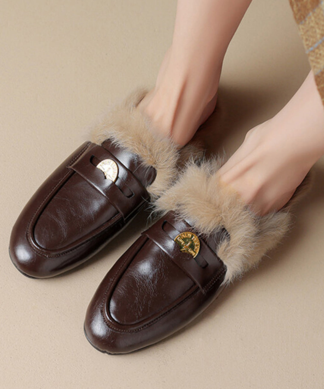 Mocassins en cuir de vachette marron doublés de laine pelucheuse OM018