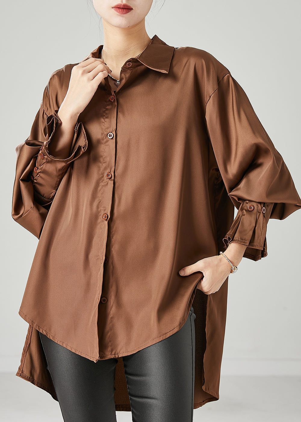 Braune übergroße Chiffonbluse mit niedrigem und hohem Design, Frühling YU1052