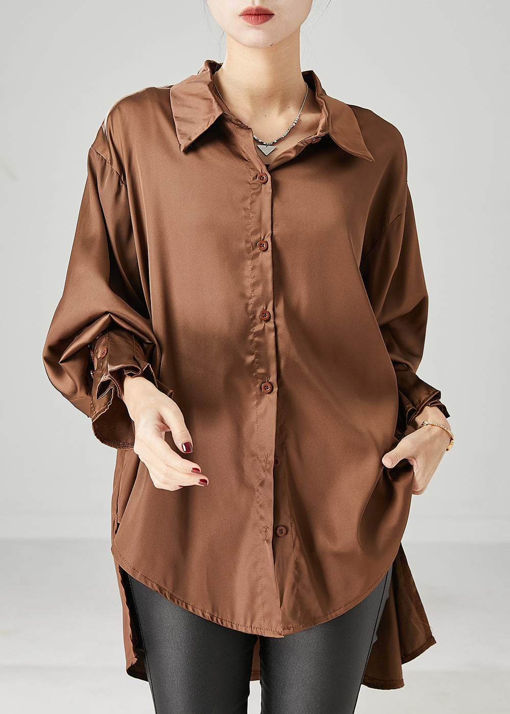 Braune übergroße Chiffonbluse mit niedrigem und hohem Design, Frühling YU1052