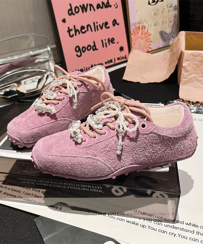 Ballerines en daim violet, lacets chics en zircon et perles